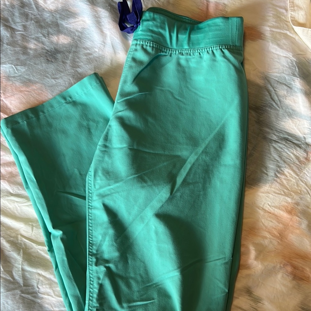 Figs Livingston 
Small 
Surgical green